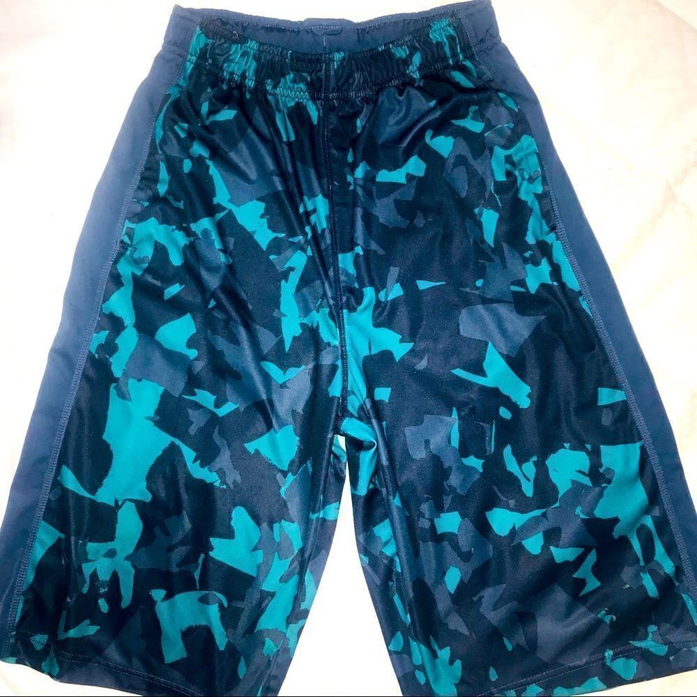Nike basketball shorts in size boys XL